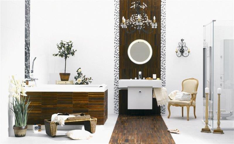 Klasyczna łazienka z drewnianą podłogą.