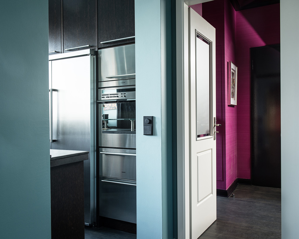 projektowanie wnętrz warszawa, turkusowa ściana, różowa ściana,serii LS 990 w kolorach Les Couleurs® Le Corbusier, włącznik, wyłącznik
