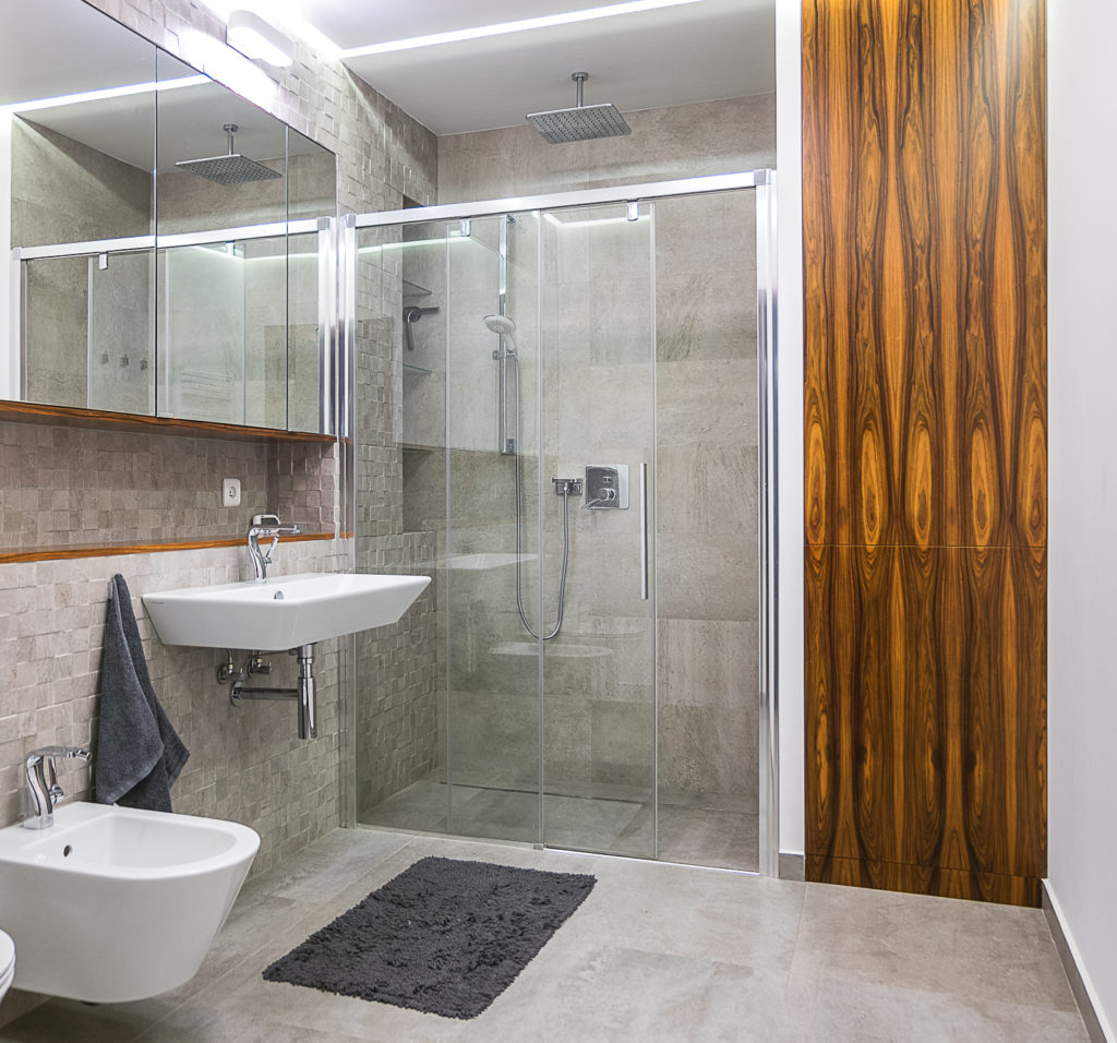 zabudowa pralkimeble do łazienki Jacek Tryc architekt zabudowana pralka łazienka w bloku urządzamy łazienkę aranżacja łazienki projektowanie wnętrz warszawa ładne łazienki dobry architekt blat pod umywalkę drewno w łazience drewniana podłoga w łazience