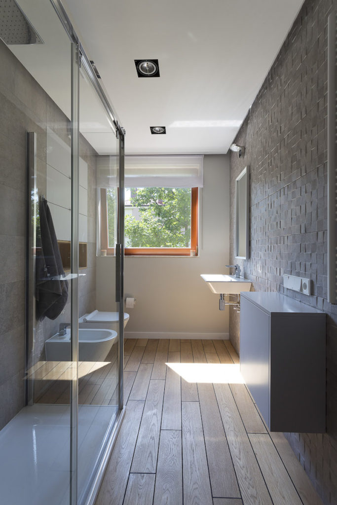 zabudowa pralkimeble do łazienki Jacek Tryc architekt zabudowana pralka łazienka w bloku urządzamy łazienkę aranżacja łazienki projektowanie wnętrz warszawa ładne łazienki dobry architekt blat pod umywalkę drewno w łazience drewniana podłoga w łazience