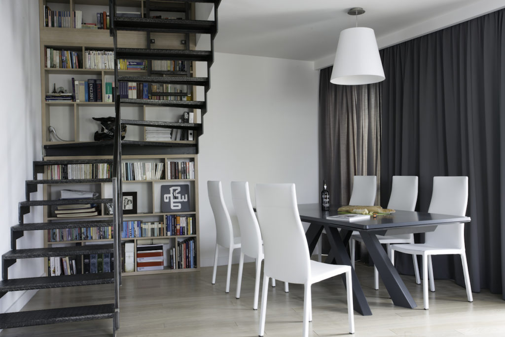 stół w salonie elegancka jadalnia nowoczesne wnętrza architekt WArszawa Jacek Tryc projektowanie stól i krzesła biblioteczka w domu schody 