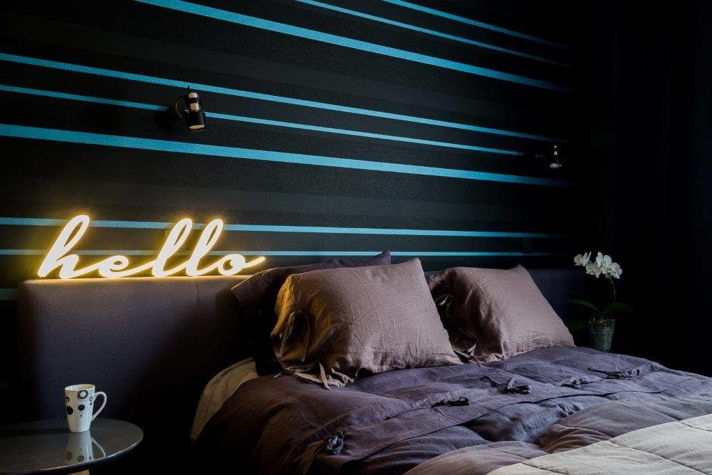 projektowanie wnętrz warszawa architekt wnętrz Jacek Tryc sypialnia tapeta w sypialni piękne i wygodne łóżko sypialnia łóżko z wezgłowiem szaro - niebieska sypialnia jaka tapeta do sypialni?