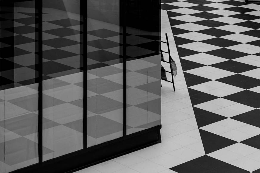 posadzka biało czarna podłoga w szachownicę płytki na podłodze podłoga w sklepie podłoga w domu towarowym projektowanie wnętrz szukam architekta z fantazją dobry architekt