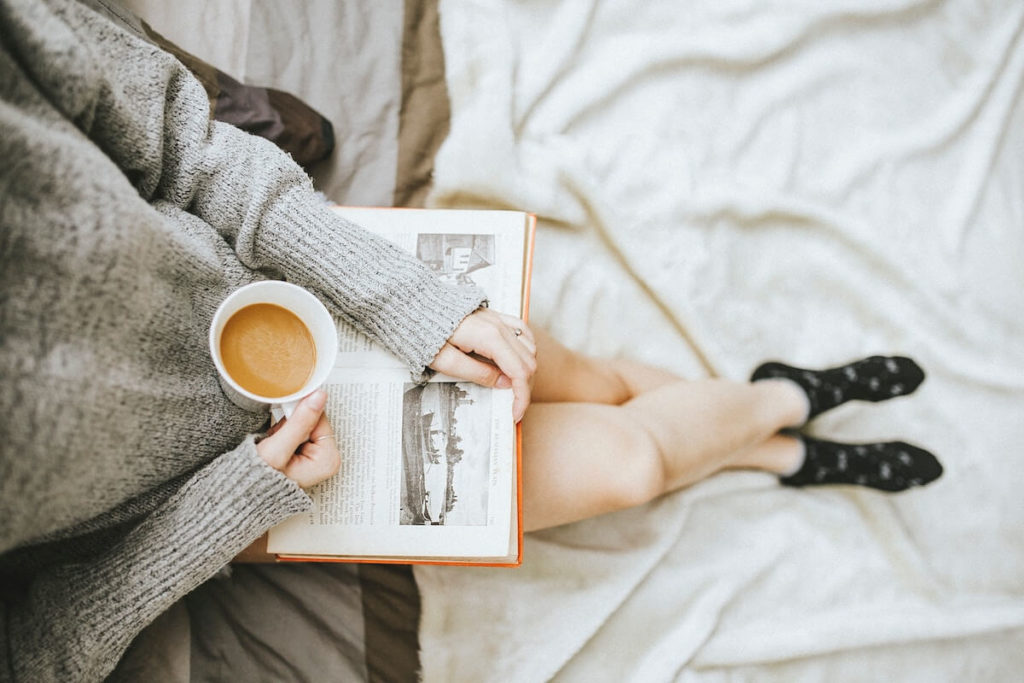 czytam w łóżku, czytam do kawy książka z rana ksiązki na zmowe wieczory domowy azyl kawa książka łóżko architekt wnetrza wArszawa blog porady inspiracje piękne wnętrza 