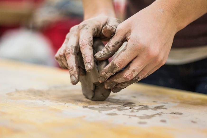 lepienie z gliny twórca i tworzywo praca rąk