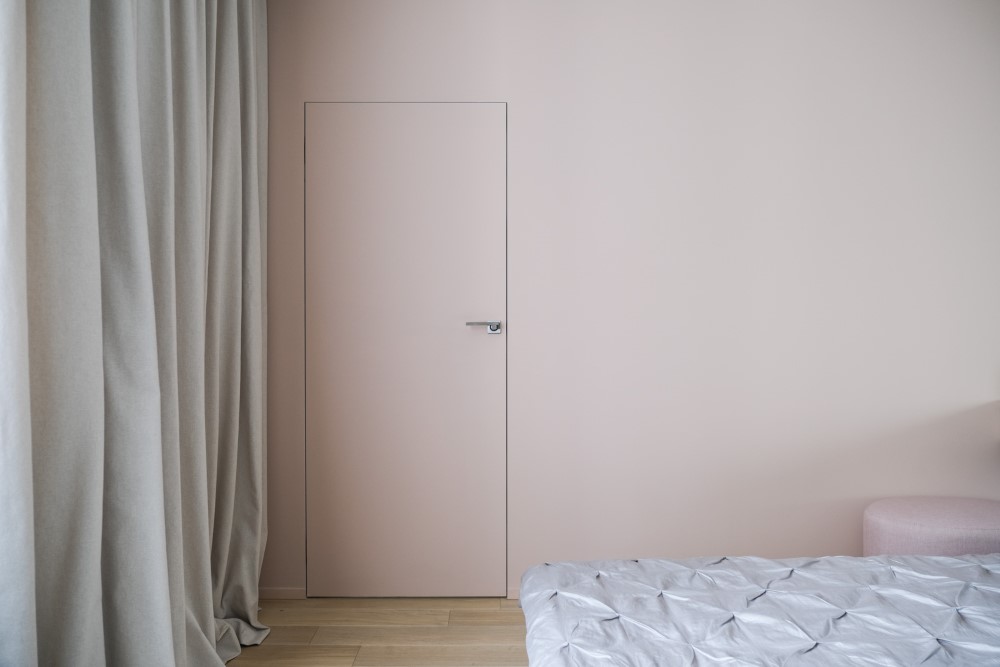 sypialnie kobieca sypialnia zlicowane drzwi architekt wnętrz Warszawa Jacek Tryc