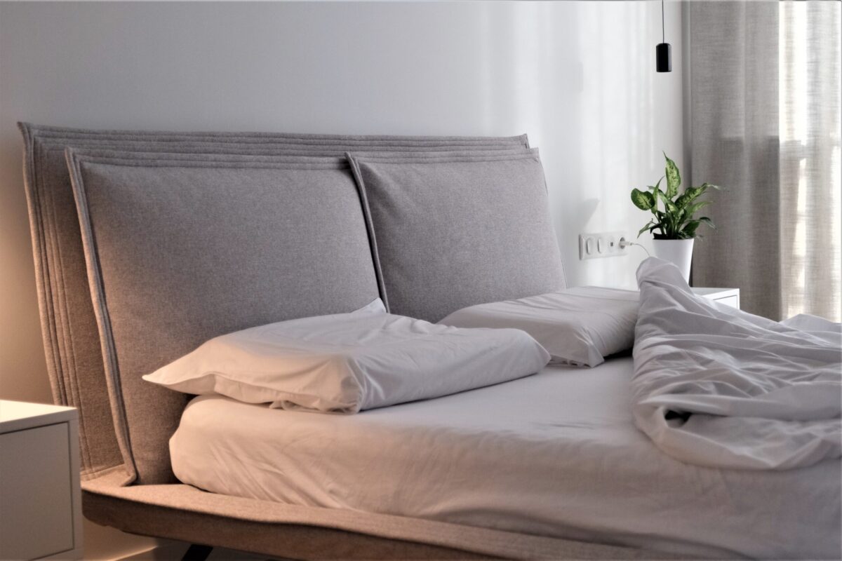 piękne łóżko do sypialni nowoczesne wnętrza architekt Jacek Tryc projketowanie